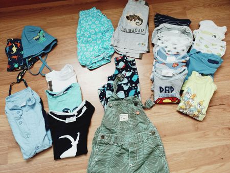 Tolles 20-teiliges Sommerkleider Paket, Grösse 86/92 Jungs