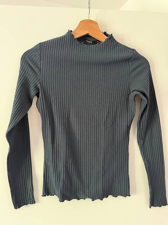 T-shirt: Langarmshirt ONLY dunkelblau – Usato da Tägerwilen venduto da lea_vs97 1