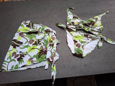 Sommerlicher Bikini mit Pareo, Gr. 38, B-Cup