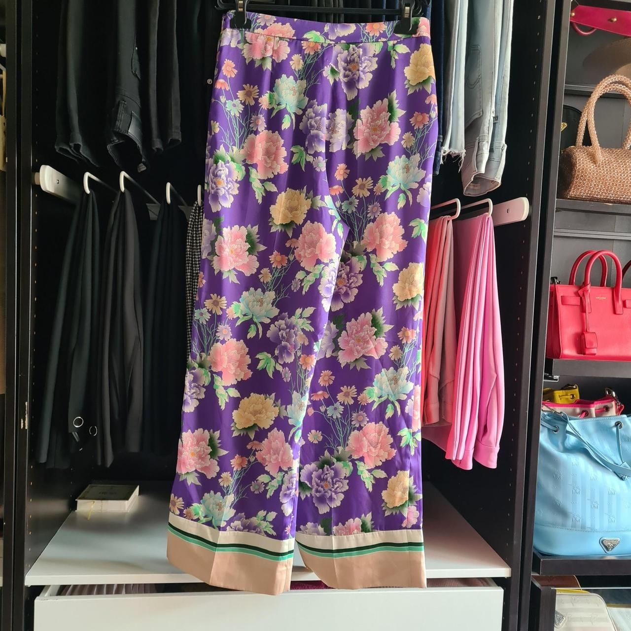Sandro Pantaloni: Sandro Paris Hose, lila mit Blumenmuster – Nuovo (secondo la descrizione) da Emmen venduto da mak31 1