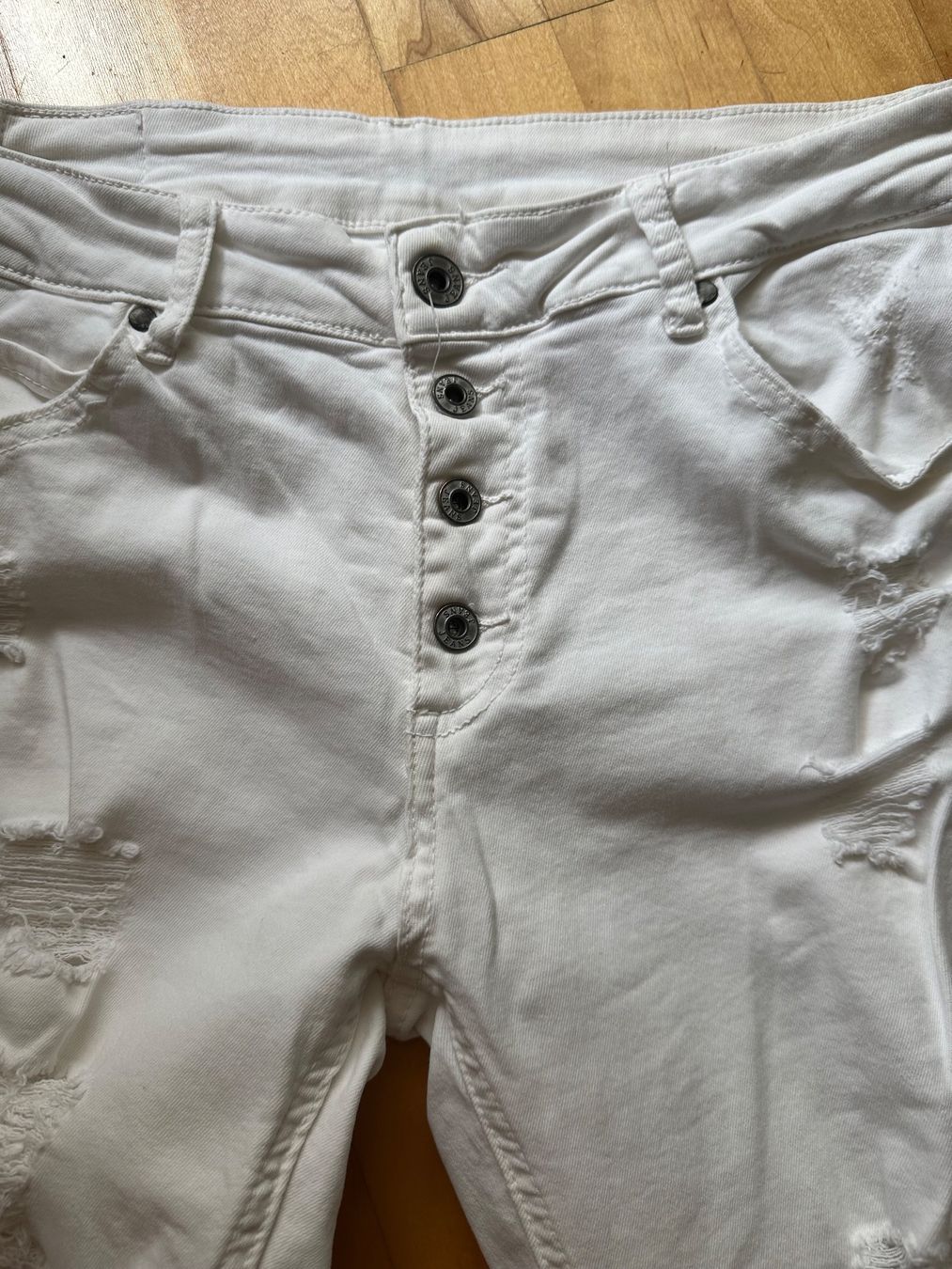 Jeans: Weisse Jeans im destroyed Look! Gr. 38 – Nuovo (secondo la descrizione) da Altendorf venduto da Eastwick4 1
