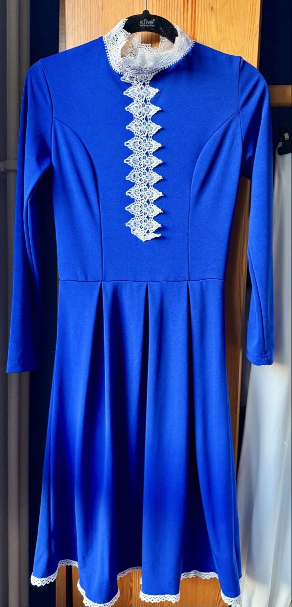 Kleider: Robe bleu avec dentelle blanche – Neu und originalverpackt aus Carouge GE von orc_88rq
