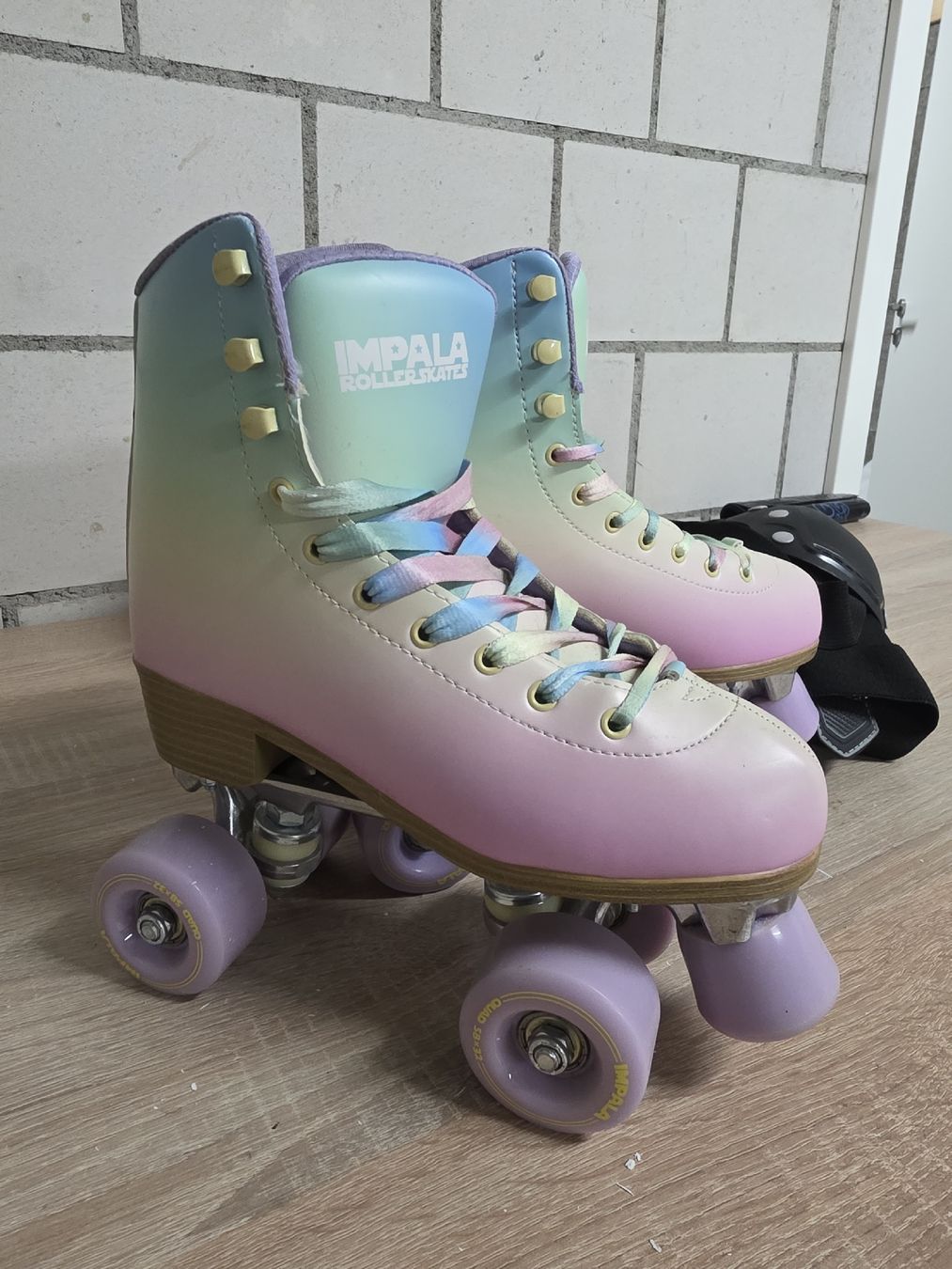 Pattini in linea & Pattini a rotelle: Rollschuhe /Rollerskates Rainbow, Gr. 37 mit Schoner & Helm. – Nuovo (secondo la descrizione) da Hunzenschwil venduto da Ananas132