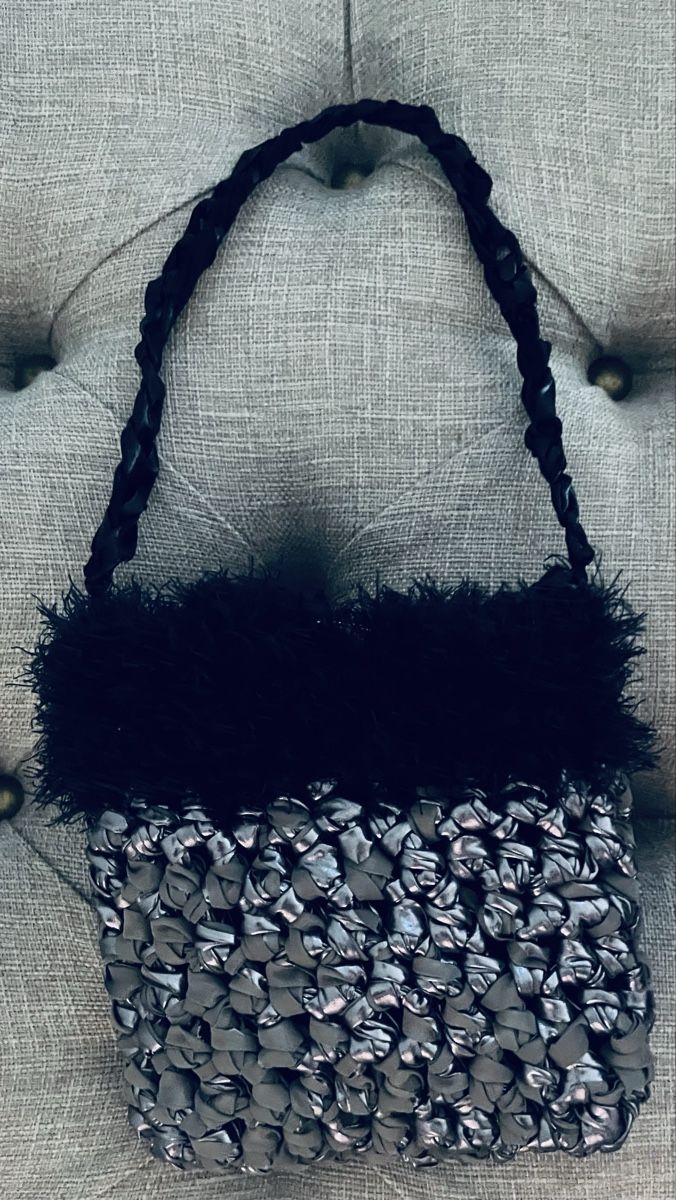 Borse da donna: Tasche schwarz silber Kunstfaser mit Fellrand – Nuovo e nell'imballaggio originale da Au ZH venduto da Jaggy4