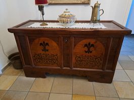 Truhe Antik Holz mit Lilienmuster Jahrgang 1714