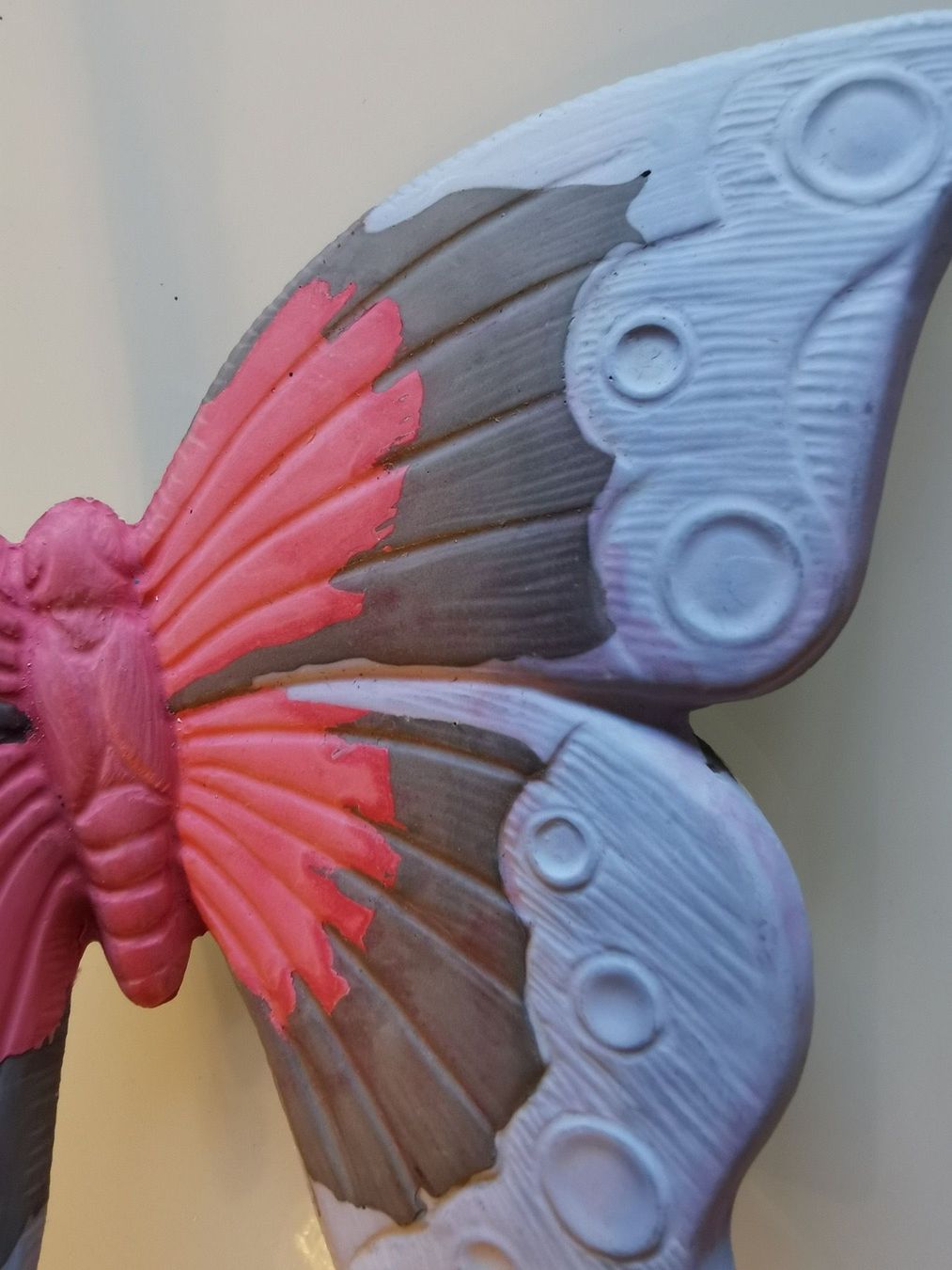 Figuren: Schmetterling Gipsfigur hellblau/rosa/grau Unikat – Gebraucht aus Sirnach von windrad65 1