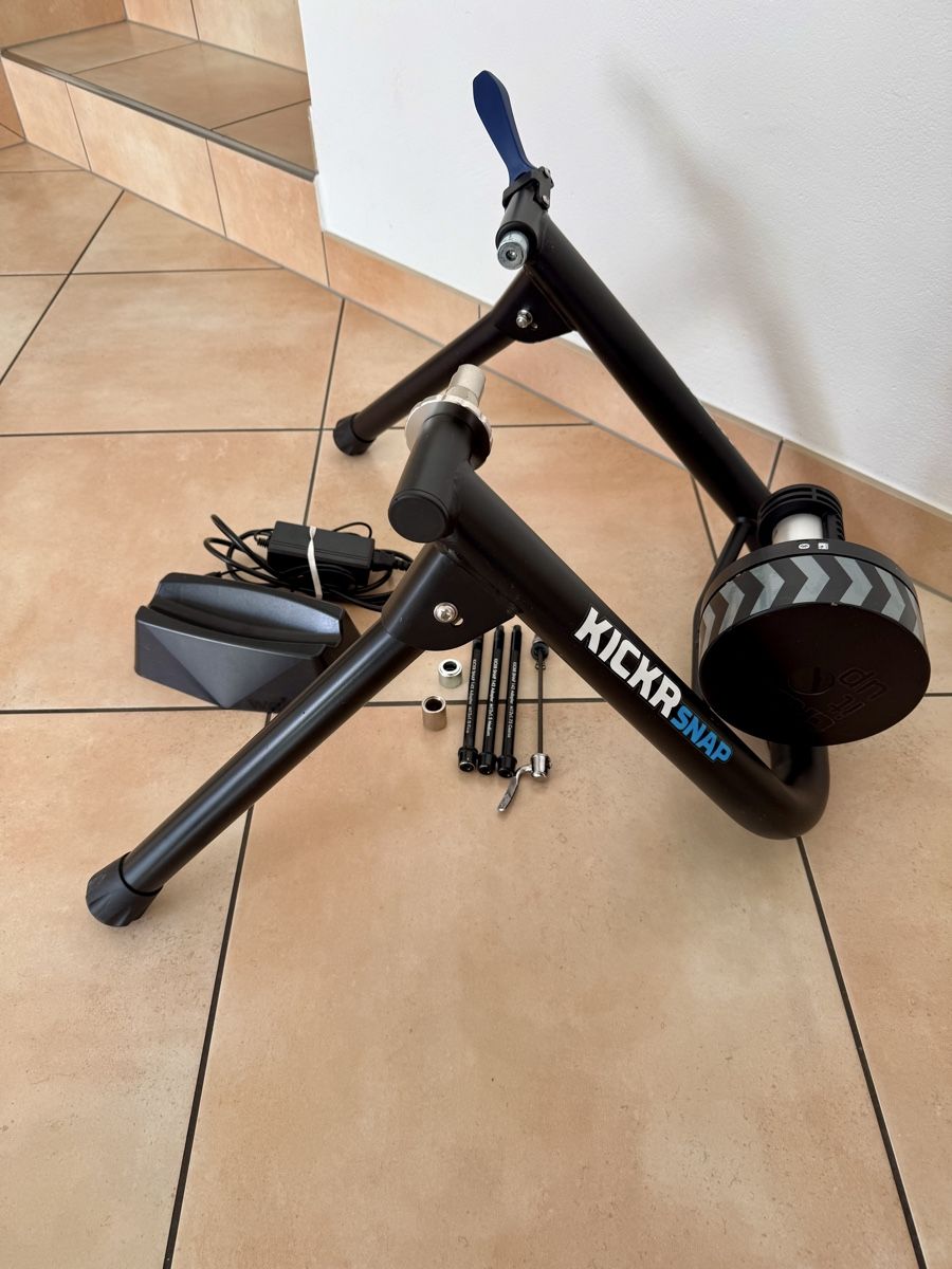 Wahoo Hometrainer: Wahoo Kickr Snap Rollentrainer + Steckachsenadapter – Usato da Stäfa venduto da Enzius
