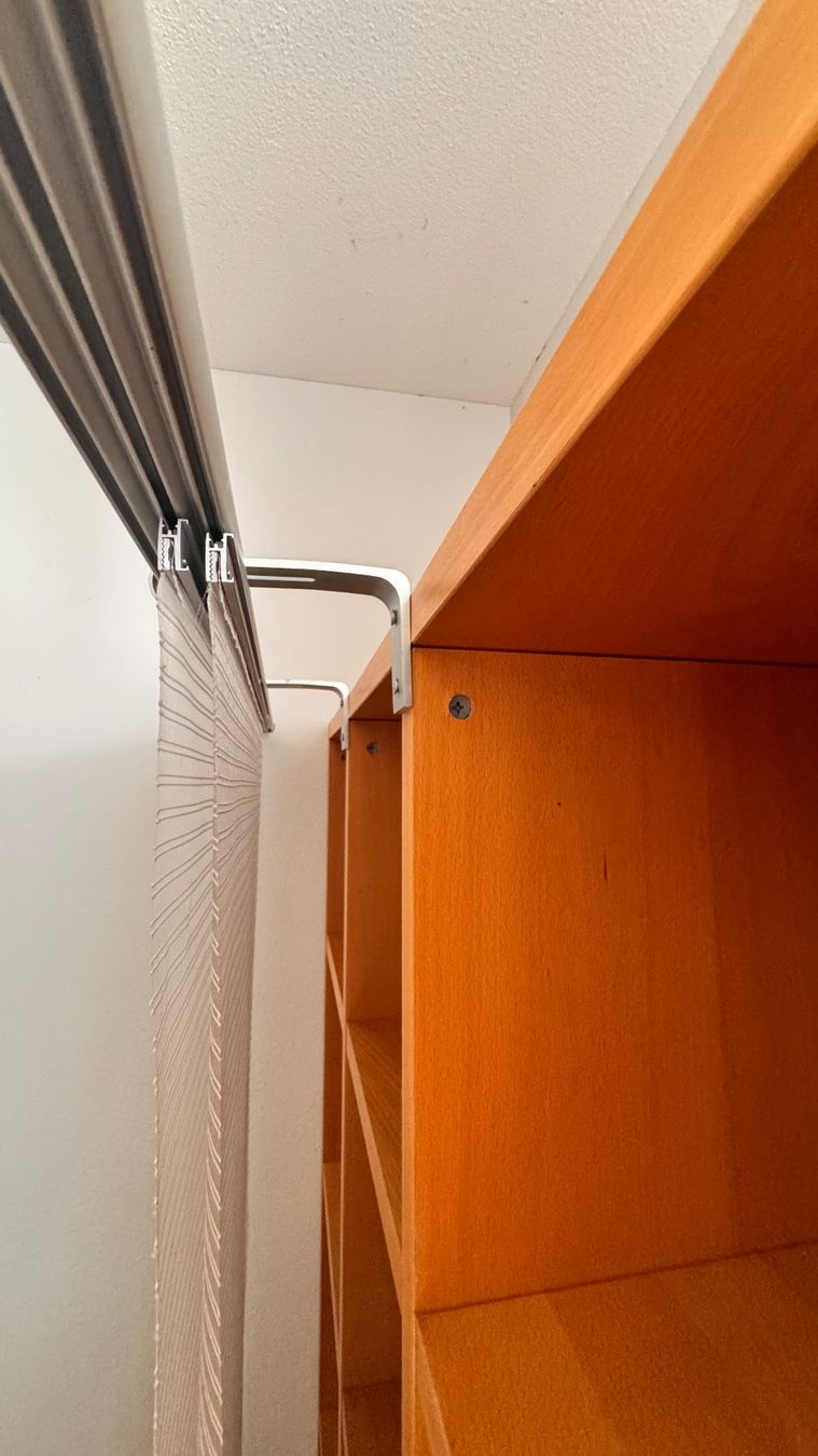 Scaffali: Stabiles Holzregal auf Rollen mit Schiebevorhang – Usato da Baar venduto da 001loulou 3
