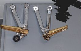 Honda CBR 900 RR SC28 GOLD Sozius Fussrastenanlage
