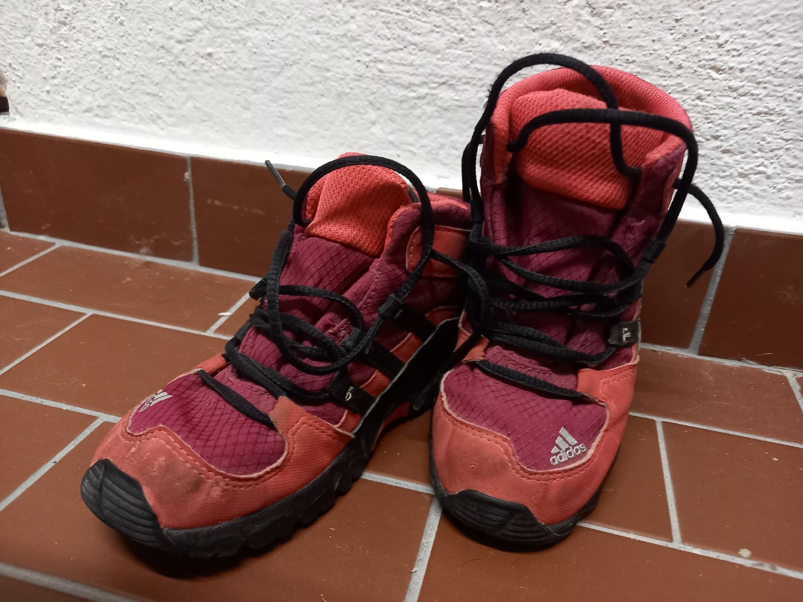 Adidas Scarpe per ragazzi: Adidas Terrex Wanderschuhe, gebraucht, Grösse 27 – Usato da Zürich venduto da HansBald 1