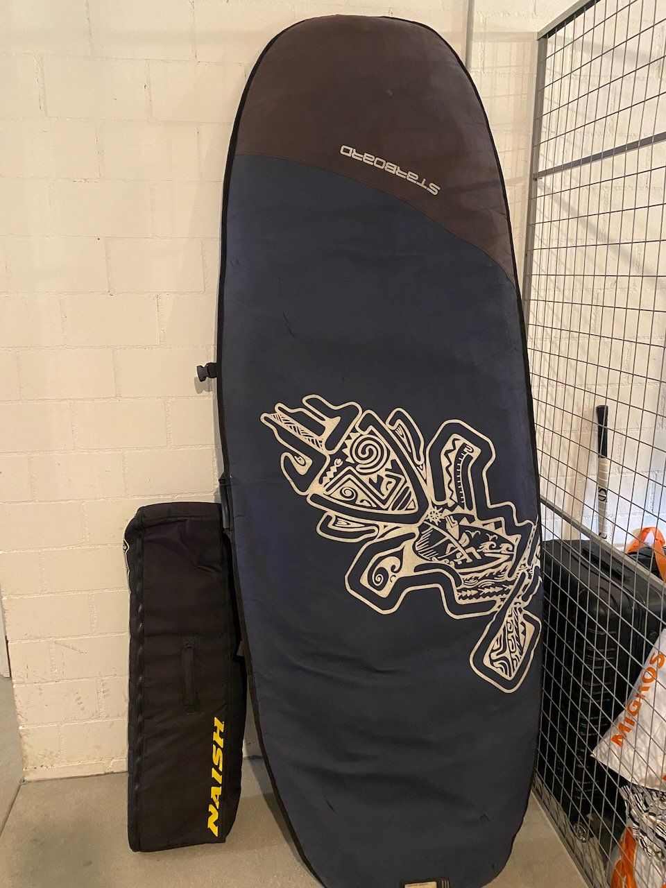 Naish Tavole da surf e di nuoto: Naish Hover Crossover Surfboard 120 inkl. Foil Jet 1650 – Usato da Davos Dorf venduto da feelthebiit 6