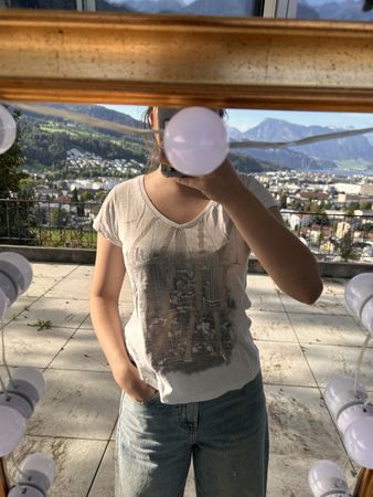Zwei Damen T-Shirts weiss mit Aufdruck Grösse 38