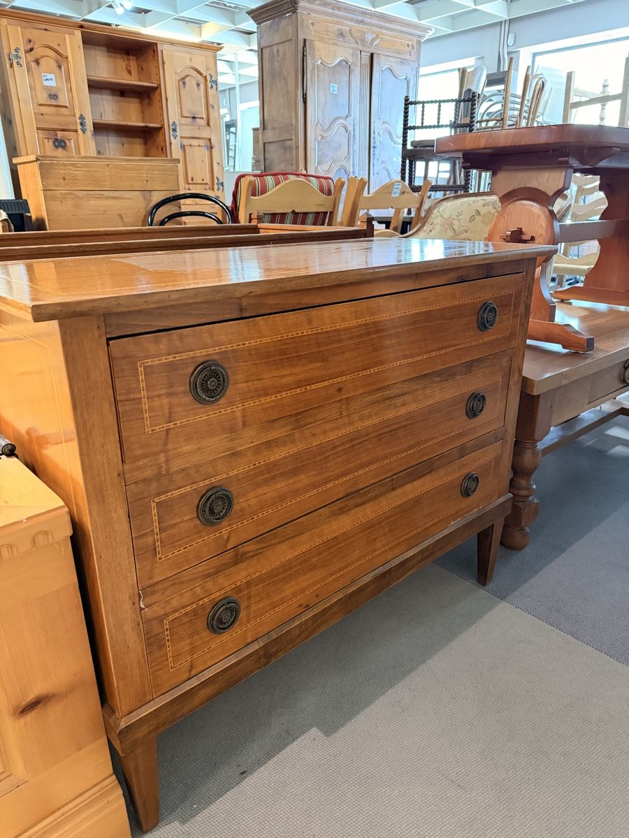 Cassettiere: Commode en bois avec trois tiroirs  – Usato da St-Maurice venduto da antikdestok