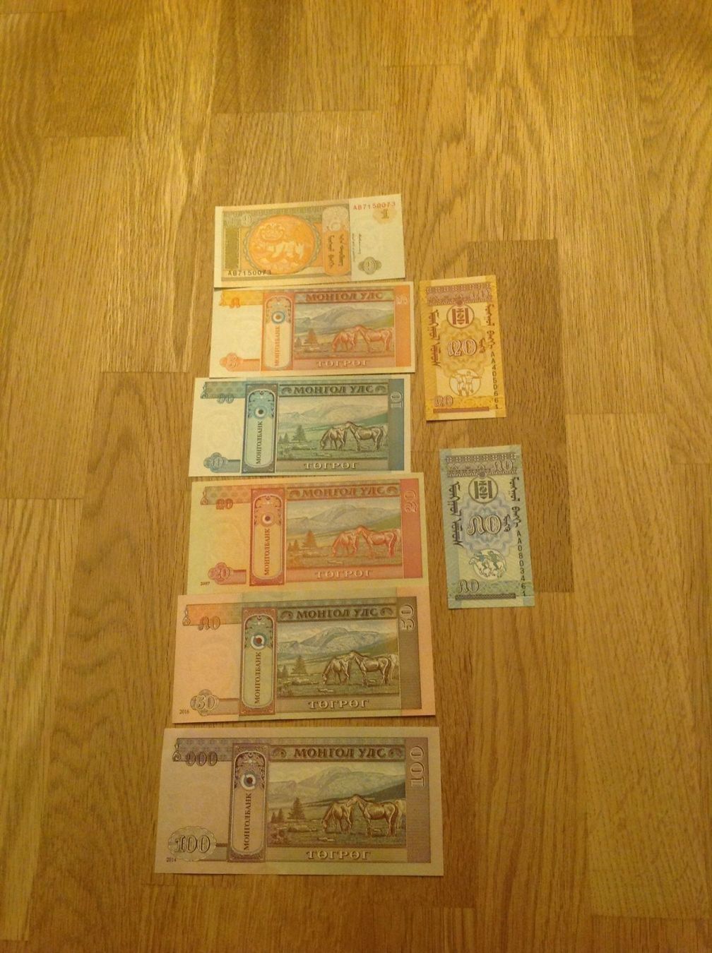 Banconote: Huit billets de Mongolie FAST UNC – Nuovo (secondo la descrizione) da Villars-sur-Glâne venduto da Graca03 2