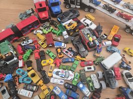 Grosses Fahrzeug Konvolut mit über 100 Autos & LKW