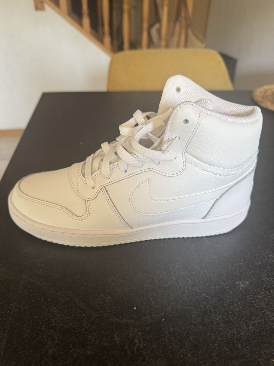 Chaussures hommes: Baskets Nike Ebernon Low blanches femme T. 37.5 – Neuf avec emballage d'origine à Bouveret par Ahava74 1