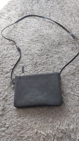 Sac bandoulière gris effet croco, élégant
