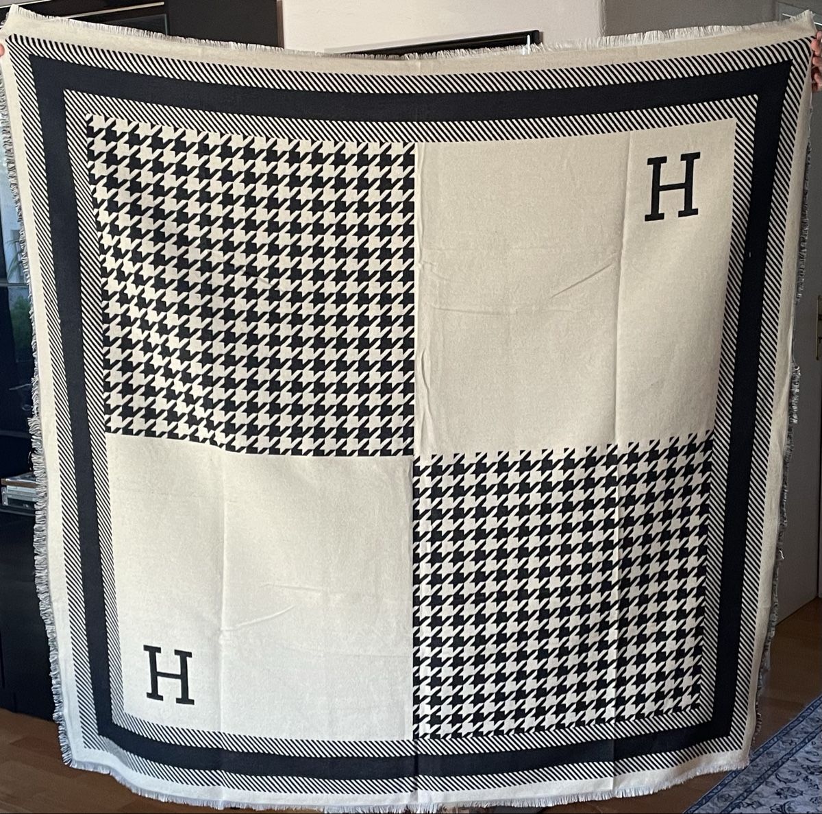 Decken: “H” themed Throw/Blanket XL  – Neu und originalverpackt aus Buttikon SZ von trzurigo 1