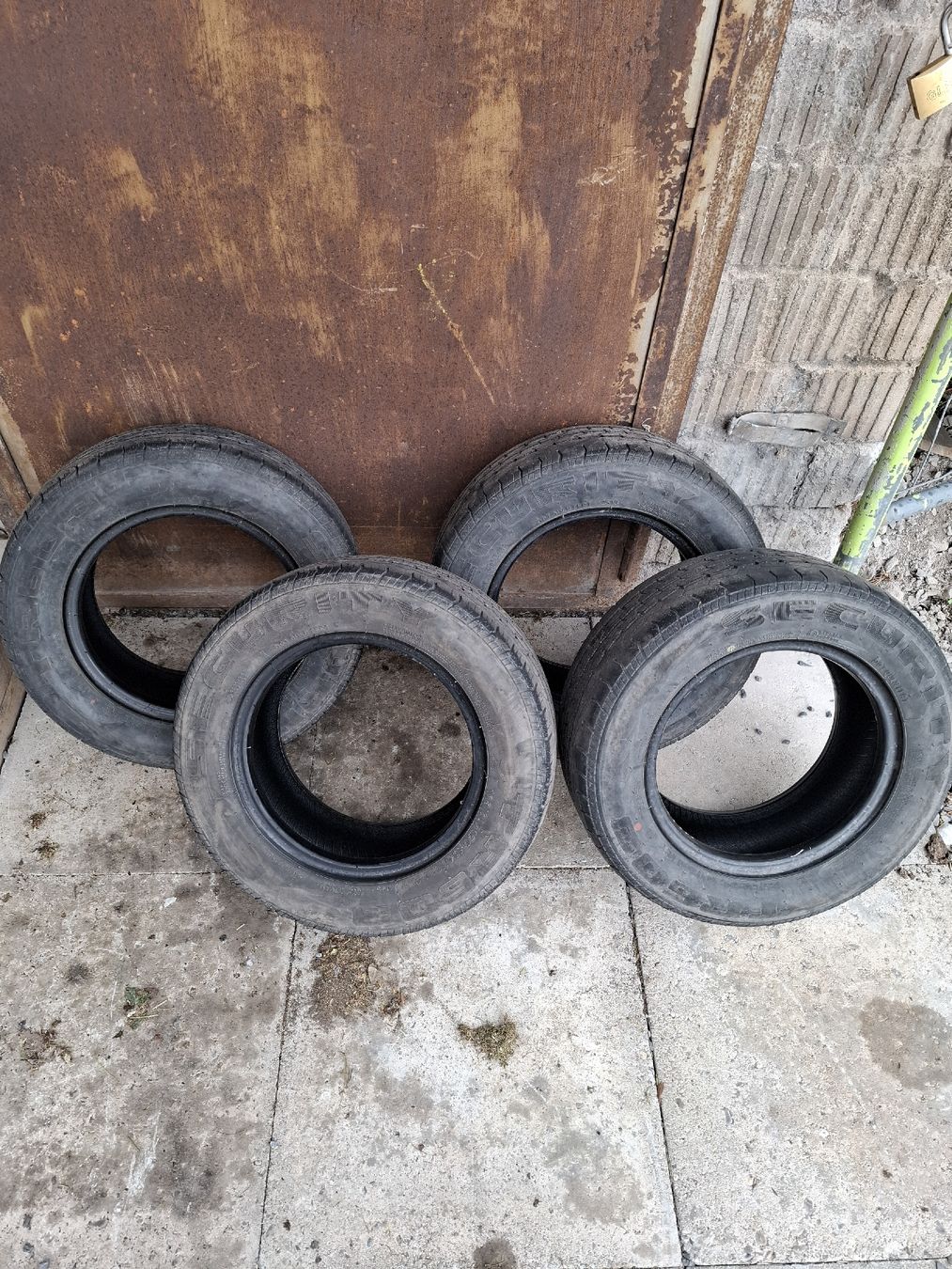 Pneus & Kompletträder: 4x Reifen 185/60 R12 C – Gebraucht aus Mels von kuki26