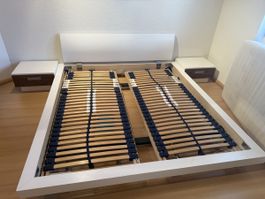 Massives Bett 180x200cm mit Nachttischen weiss