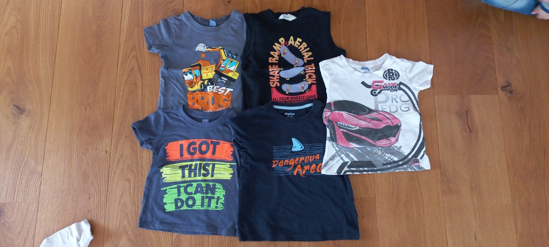 Lotti & Set di vestiti: T-Shirts Knaben Gr. 98/104 – Nuovo (secondo la descrizione) da Waldstatt venduto da Boeneli-Spross