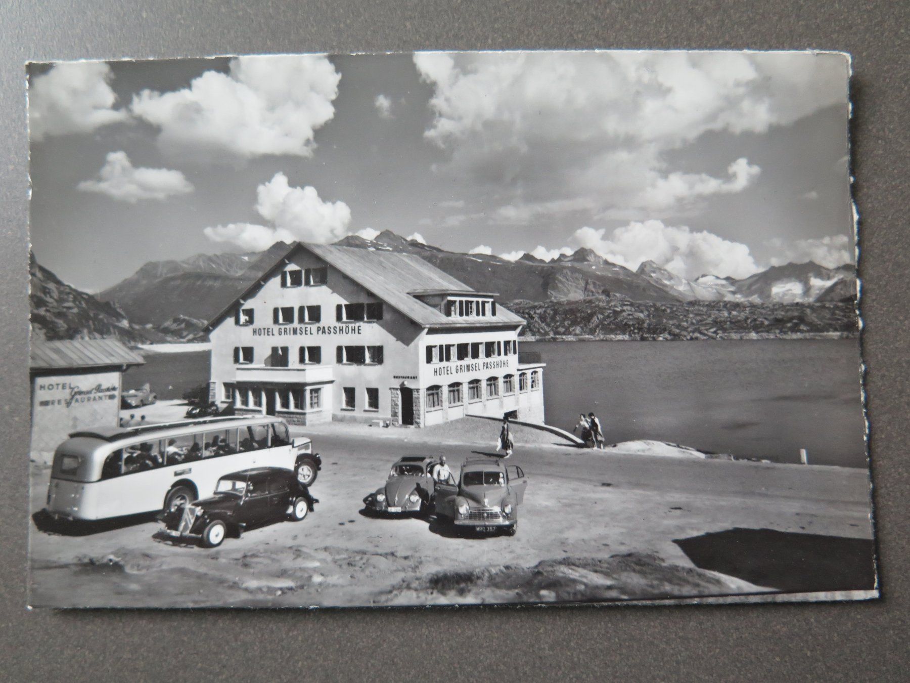 Cartes postales: GRIMSEL PASSHÖHE -  SAURER-POSTAUTO - ALTE AUTOS – D'occasion à Wittenbach par lipasal
