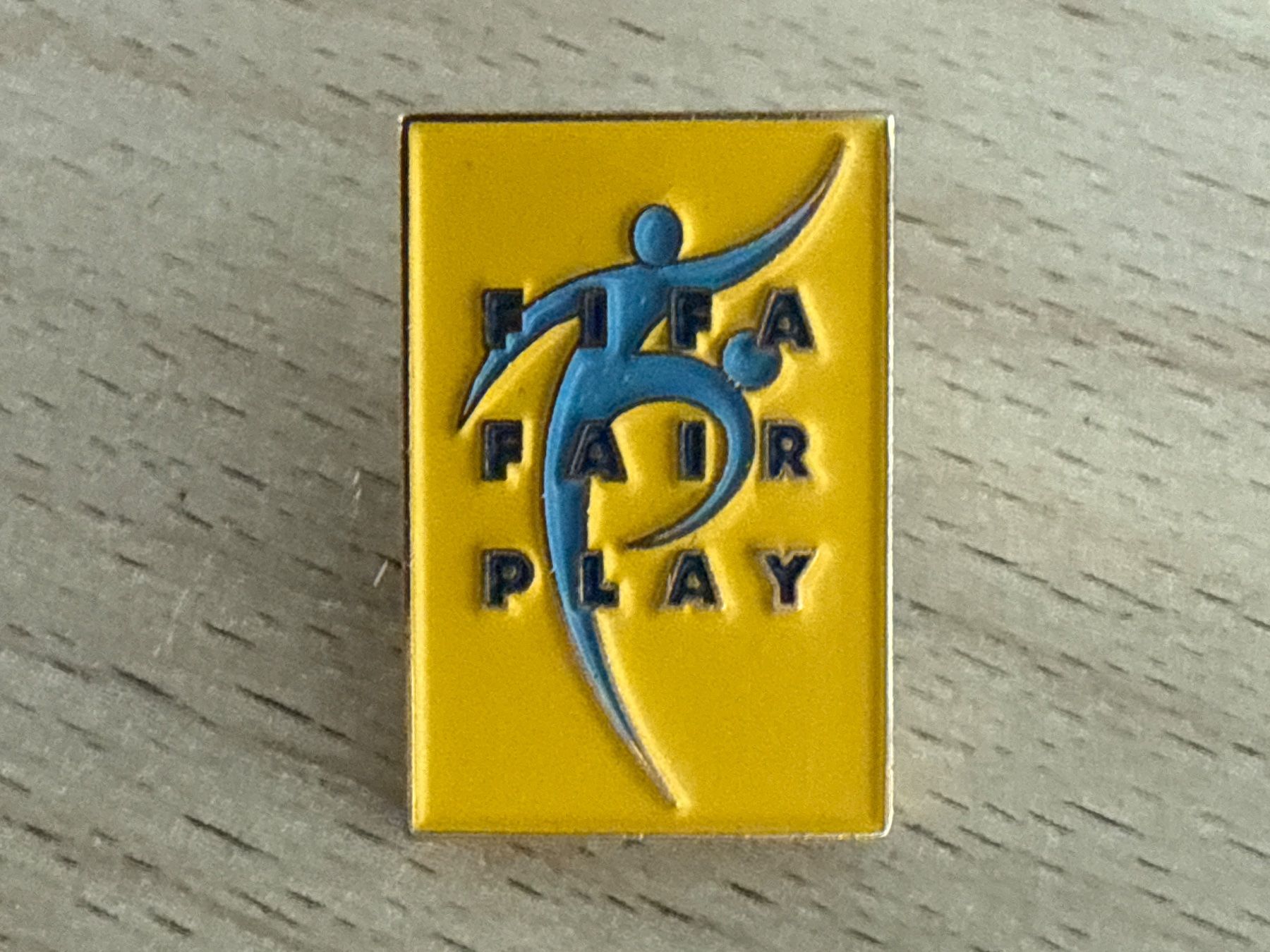 Plaketten & Abzeichen: Pin FIFA Fair Play – Gebraucht aus Glattbrugg von Schweigmatt