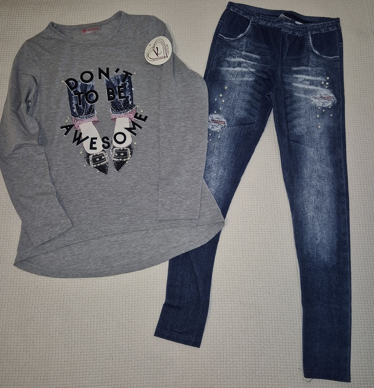 Lotti & Set di vestiti: Ensemble pull gris et legging bleu avec perles neuf – Nuovo e nell'imballaggio originale da Le Locle venduto da Arya4