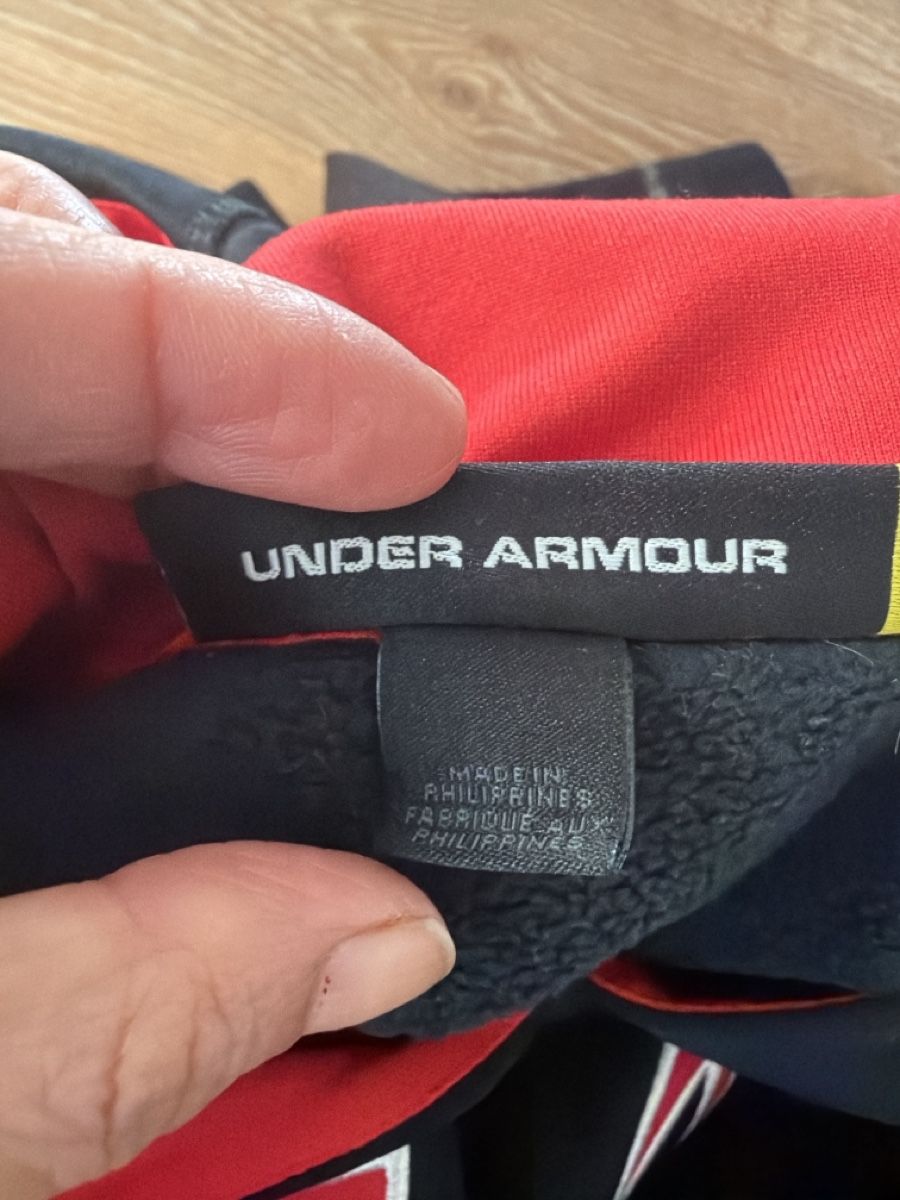 Under Armour Pullover & Sweatshirts: Warmer Under Armour Hoodie, GrösseS/ M, – Gebraucht aus Moudon von patricia115 2