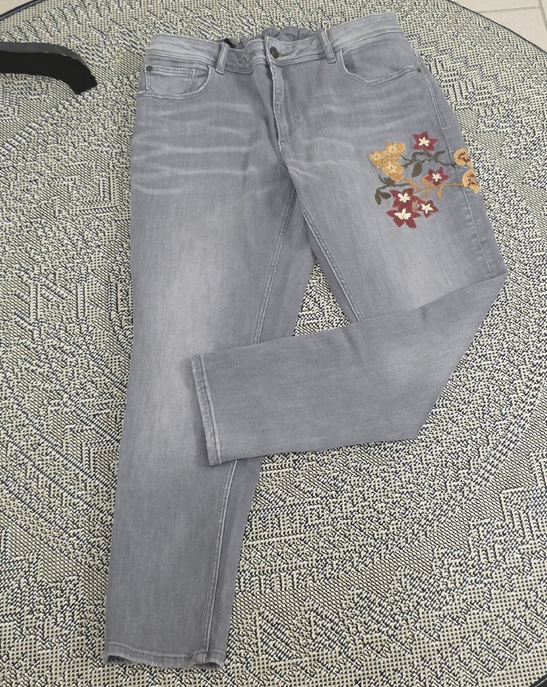 Zara Jeans: Zara Basic Jeans mit Blumenstickerei, Grösse XL – Usato da Rheinsulz venduto da Gilea 1