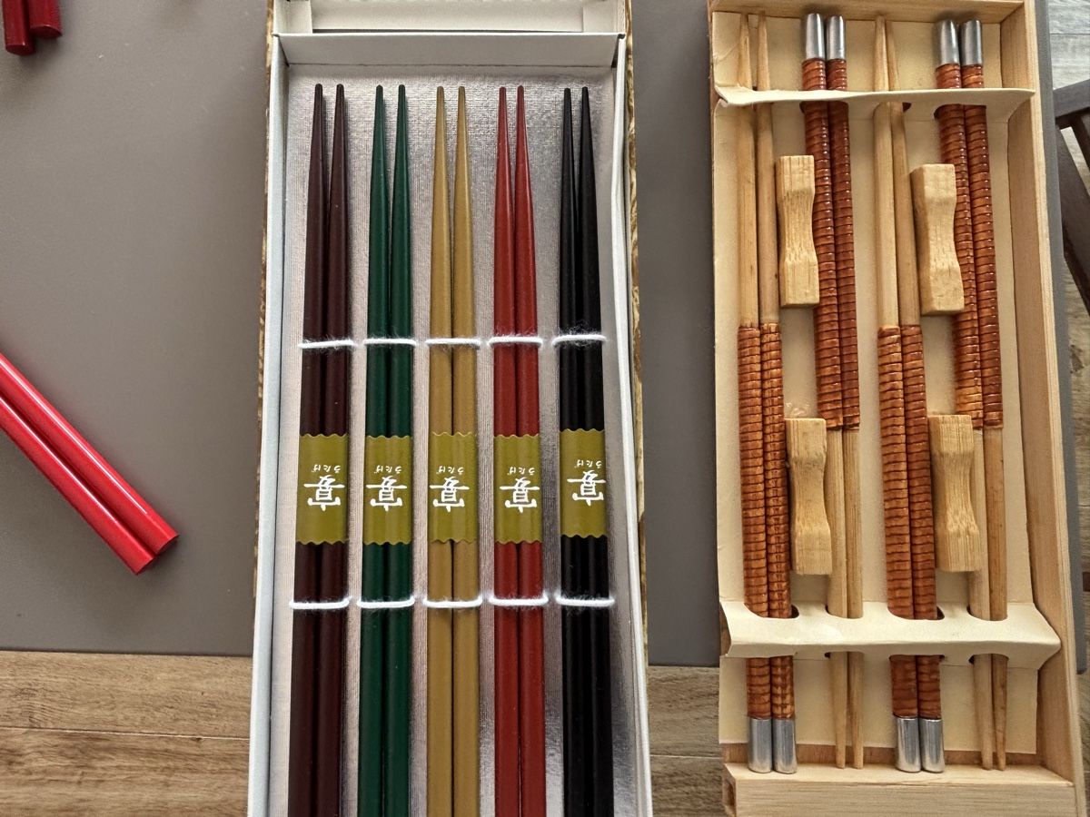 Set di piatti: Service Asiatique Spring vaisselle faite main – Nuovo e nell'imballaggio originale da Villeneuve VD venduto da Alakazam 2