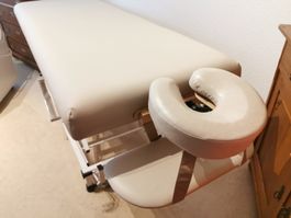 Hochwertige Massageliege – höhenverstellbar, mit Kopfteil