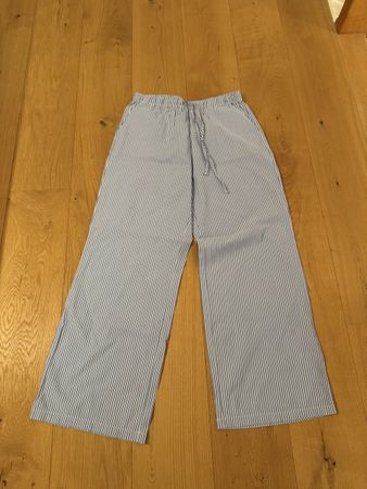 Sommerliche, gestreifte Stoffhose von Stradivarius