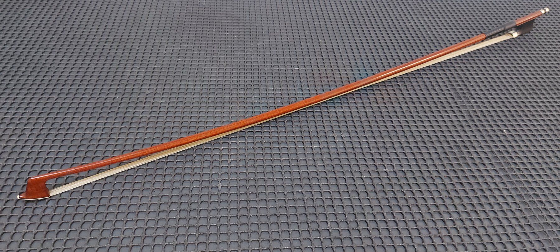 Musikinstrumente: 4/4 Geigenbogen Combrio fernambuco Octagonal  75 cm , 58 gr. – Gebraucht aus Glattbrugg von Swissmusik 4