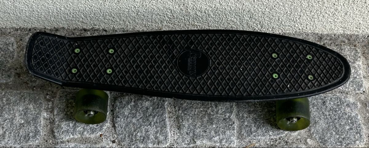 Penny Skateboards Skateboards: Penny Board Black mit grünen Rollen – Usato da Wil ZH venduto da uhe_nw6s 1