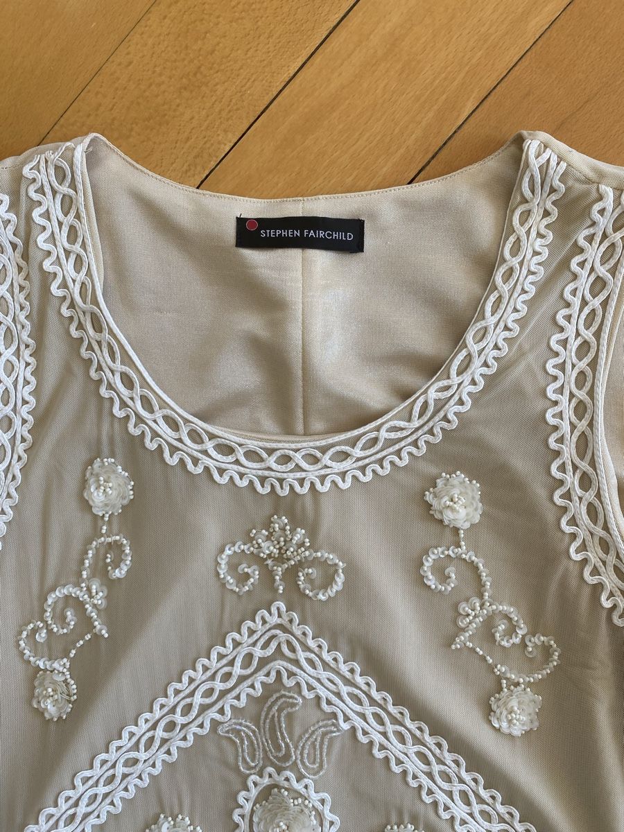 Vestiti: Jolie robe beige avec décors – Usato da Küssnacht am Rigi venduto da CALIFRASQUI 2