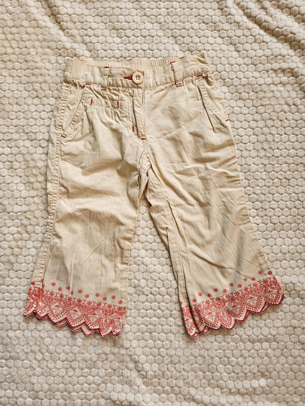 Pantalons: Ensemble 2 pièces brodé 104 / 4 ans – D'occasion à Gland par Vee_0 4