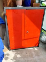 Werkstattschrank aus Metall, Wandmontage