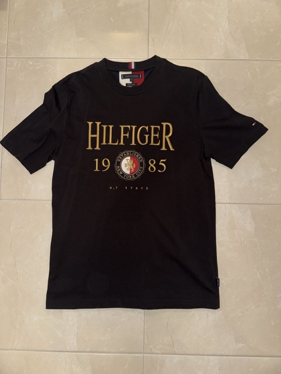 Tommy Hilfiger T-Shirts: Tommy Hilfiger T-Shirt Schwarz Grösse L - Neuwertig! – Neu (gemäss Beschreibung) aus Frenkendorf von a_1999