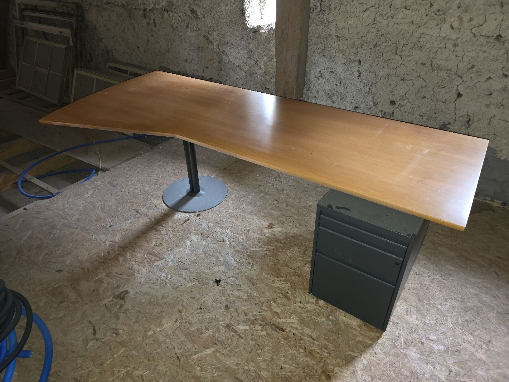 Bureaux: Massiver Schreibtisch mit Korpus – D'occasion à Oltingen par raebinator