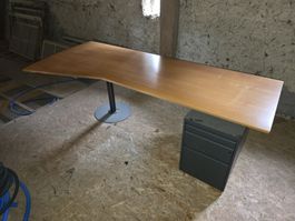 Massiver Schreibtisch mit Korpus