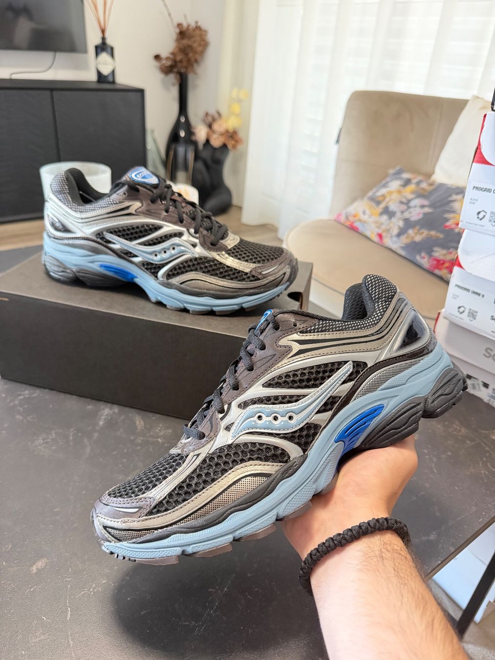 Saucony Scarpe da uomo: Saucony ProGrid Omni 9 Disrupt Black Torte – Nuovo e nell'imballaggio originale da Yverdon-les-Bains venduto da ioustock