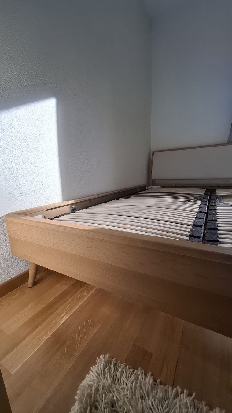 Pfister Letti: Doppelbett Buche mit passendem Nachttisch dazu – Usato da Bern venduto da hei_kk5n