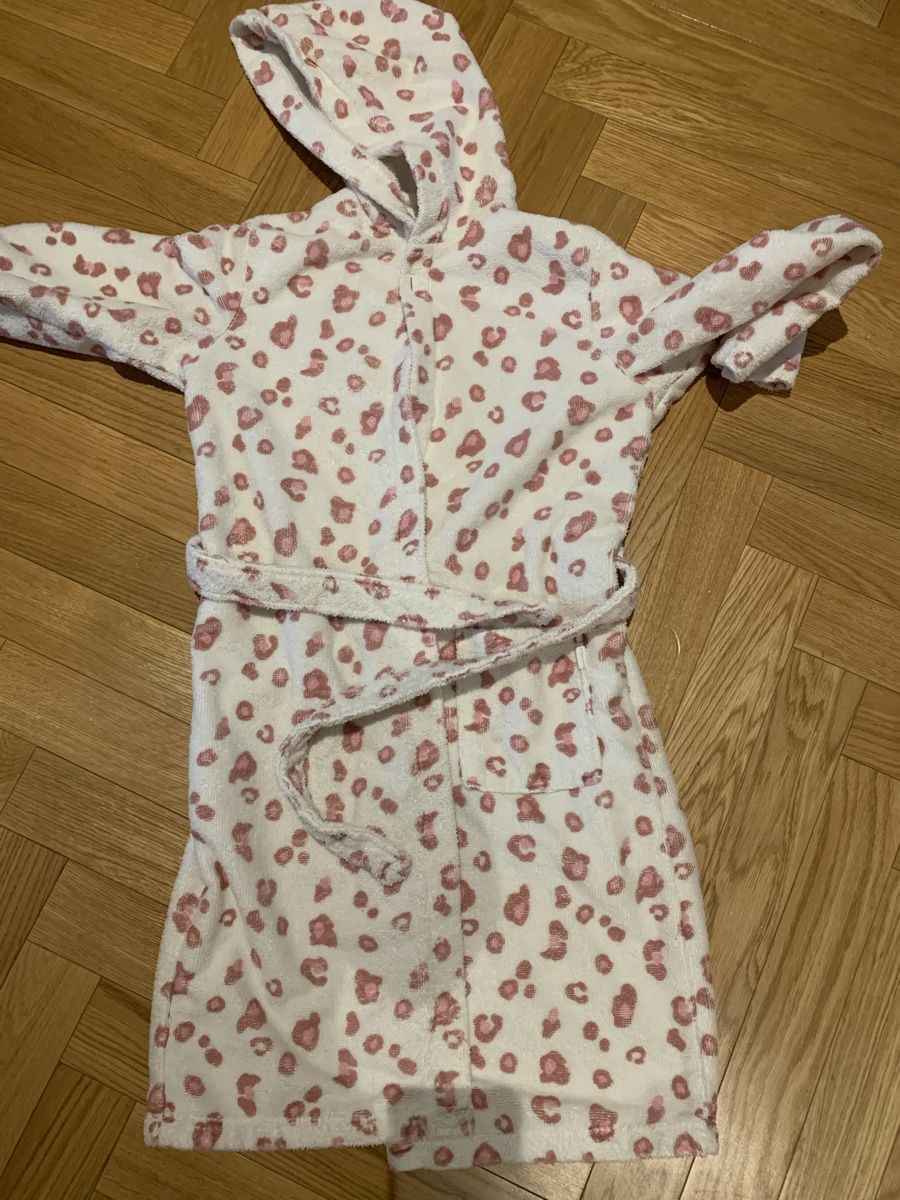 Schiesser Bademäntel: Schiesser Bademantel, Gr. 140, rosa Leoprint! – Gebraucht aus Zürich von baby0022