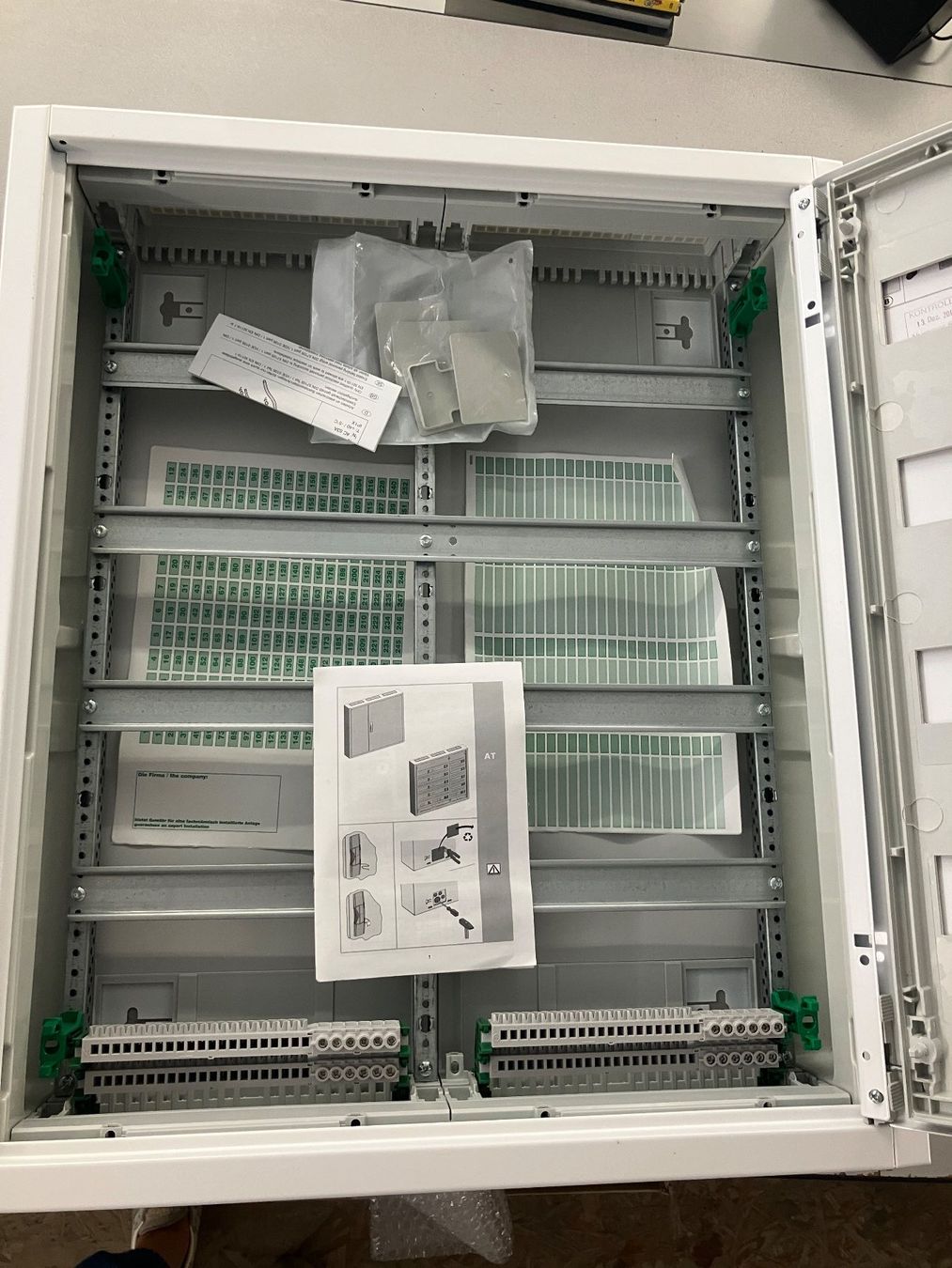 ABB Alimentazione elettrica: ABB Kleinverteiler AP 4R IP43 Distribution Board AT42 2012 – Usato da Dübendorf venduto da sdbu-frappant 2