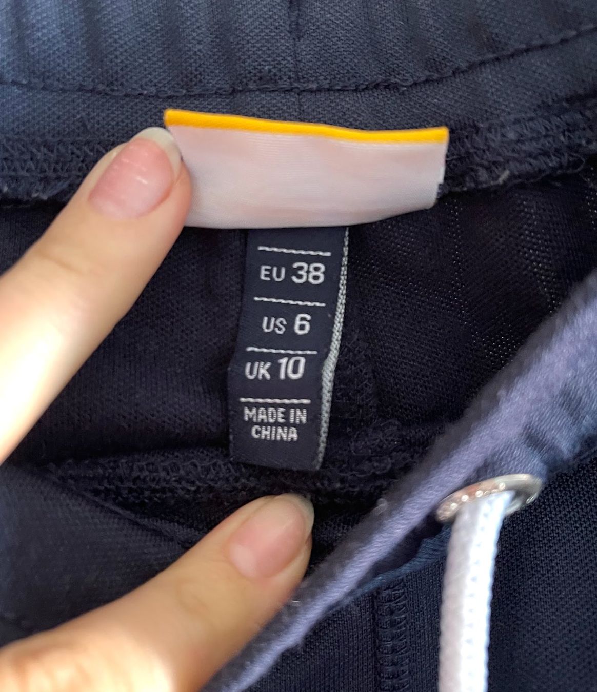 Ellesse Pantaloni: Ellesse sweat pants – Usato da Zürich venduto da aliiix 3