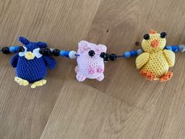 Kinderwagenkette selfmade mit drei gehäkelten Tieren