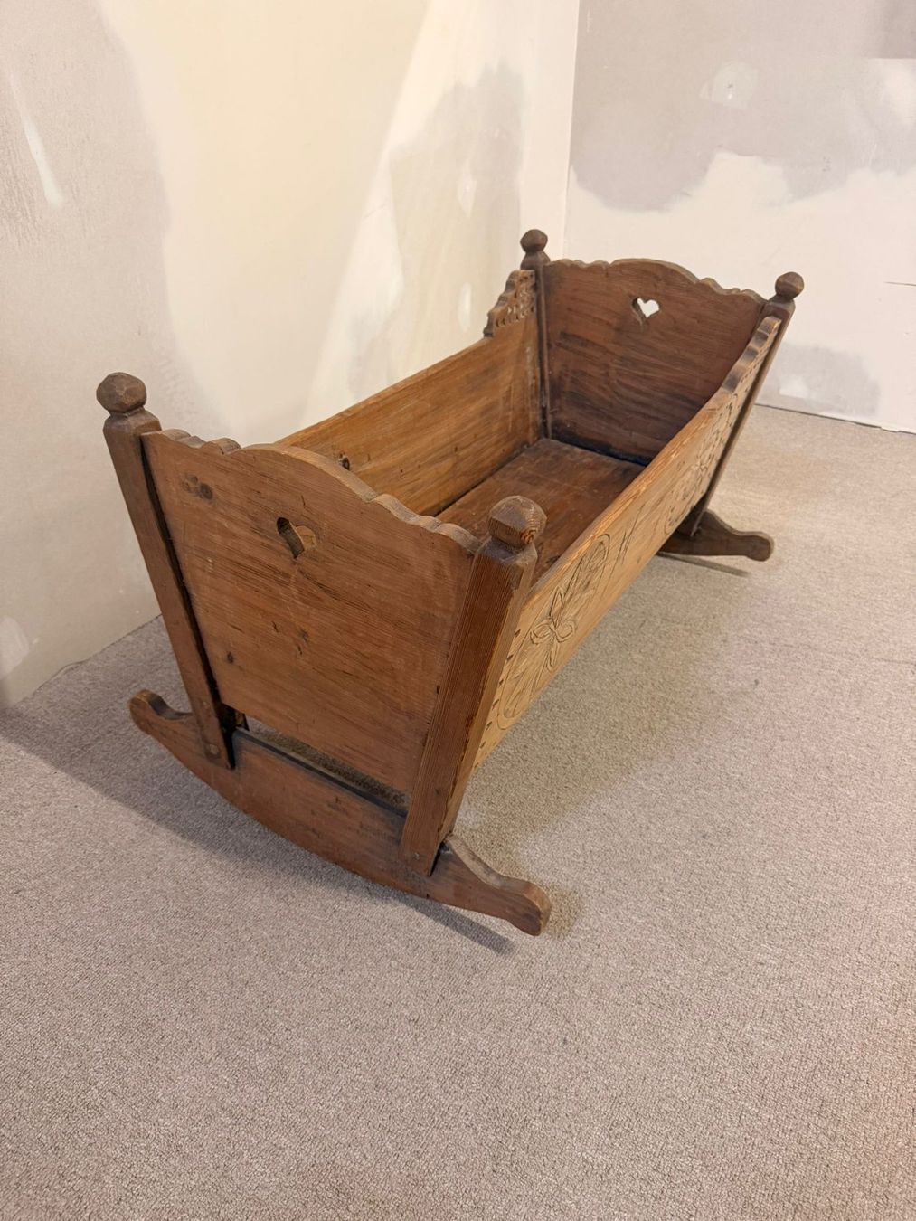 Carrozzine per bambole: Antike rustikale Holz-Wiege mit Schnitzereien, Vintage – Usato da Rickenbach ZH venduto da Der-Insider 3