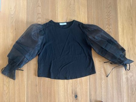 Schickes schwarzes MNG Oberteil mit Puffärmeln, Grösse XS
