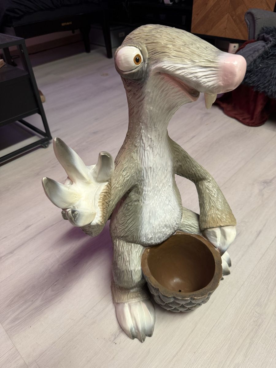 Statuette: Ice Age SID grosse Dekofigur 54 cm Pflanzgefäss Sammelfigur – Usato da Unterengstringen venduto da Birchermuesli63 3